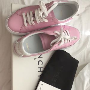 Brand new sneaker in size 6